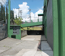 Foto entrada do galpão localizado em Rua Ponte de Pedras 162, Jardim Califórnia – Barueri - São Paulo